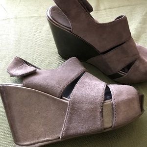 Kenneth Cole taupe suede wedges. SO PRETTY!
